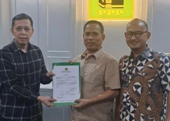 Wakil Ketua DPRD Kota Gorontalo Rivai Bakusu menerima surat rekomendasi dari DPP PPP untuk maju di Pilkada Kota Gorontalo sebagai calon Wakil Walikota Gorontalo.