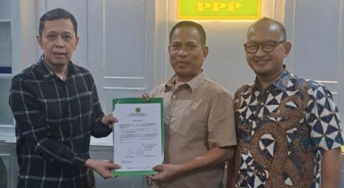 Wakil Ketua DPRD Kota Gorontalo Rivai Bakusu menerima surat rekomendasi dari DPP PPP untuk maju di Pilkada Kota Gorontalo sebagai calon Wakil Walikota Gorontalo.