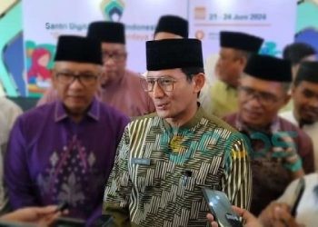 Sandiaga Salahuddin Uno saat diwawancarai usai kegiatan Santri Digitalpreneur di Ponpes Al Huda, Kota Gorontalo, Ahad 23-6-2024.