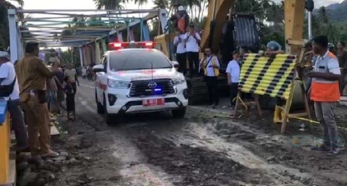Jalan di Jembatan Monano, Kecamatan Bone, Kabupaten Bone Bolango kini sudah bisa dilewati baik kendaraan roda dua maupun roda empat.