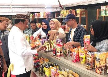 Kepala Kantor Perwakilan Bank Indonesia Gorontalo mengunjungi booth UMKM dalam kegiatan Pesona di Halaman Rektorat UNG (Sabtu/29/6/2024) Rama/Gopos