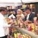 Kepala Kantor Perwakilan Bank Indonesia Gorontalo mengunjungi booth UMKM dalam kegiatan Pesona di Halaman Rektorat UNG (Sabtu/29/6/2024) Rama/Gopos