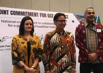 Kiri ke Kanan: Perwakilan tetap UNDP Indonesia Sujala Pant, Menteri Kesehatan Budi Gunadi Sadikin, dan Perwakilan WHO untuk Indonesia Dr N. Paranietharan, dalam penandatangan kerjasama program investasi ikim melalui pendanaan Green Climate Fund (GCF) di Jakarta, Senin (29/4/2024). (Antara/Devi Nindy)