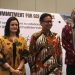 Kiri ke Kanan: Perwakilan tetap UNDP Indonesia Sujala Pant, Menteri Kesehatan Budi Gunadi Sadikin, dan Perwakilan WHO untuk Indonesia Dr N. Paranietharan, dalam penandatangan kerjasama program investasi ikim melalui pendanaan Green Climate Fund (GCF) di Jakarta, Senin (29/4/2024). (Antara/Devi Nindy)
