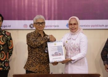 Bupati Bone Bolango Merlan S Uloli saat menerima predikat WTP dari BPK RI Perwakilan Provinsi Gorontalo atas Laporan Keuangan Pemerintah Daerah (LKPD) Bone Bolango tahun 2023.(Foto Adit/Prokopim)
