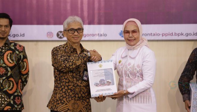 Bupati Bone Bolango Merlan S Uloli saat menerima predikat WTP dari BPK RI Perwakilan Provinsi Gorontalo atas Laporan Keuangan Pemerintah Daerah (LKPD) Bone Bolango tahun 2023.(Foto Adit/Prokopim)