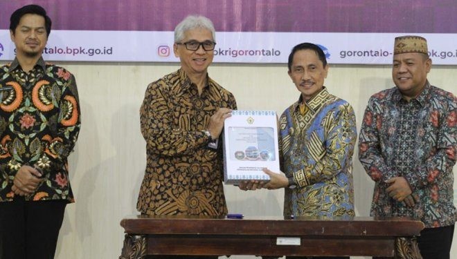 Bupati Gorontalo Nelson Pomalingo saat menerima LHP dari BPK RI Perwakilan Provinsi Gorontalo, Senin (10/6/2024).(Foto Abin/gopos)
