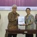 Bupati Gorontalo Nelson Pomalingo saat menerima LHP dari BPK RI Perwakilan Provinsi Gorontalo, Senin (10/6/2024).(Foto Abin/gopos)