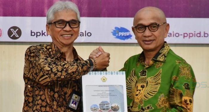 Bupati Pohuwato Saipul Mbuinga saat menerima LHP dari BPK RI Perwakilan Provinsi Gorontalo, Senin (10/6/2024).(Foto Yusup/gopos)