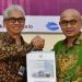 Bupati Pohuwato Saipul Mbuinga saat menerima LHP dari BPK RI Perwakilan Provinsi Gorontalo, Senin (10/6/2024).(Foto Yusup/gopos)