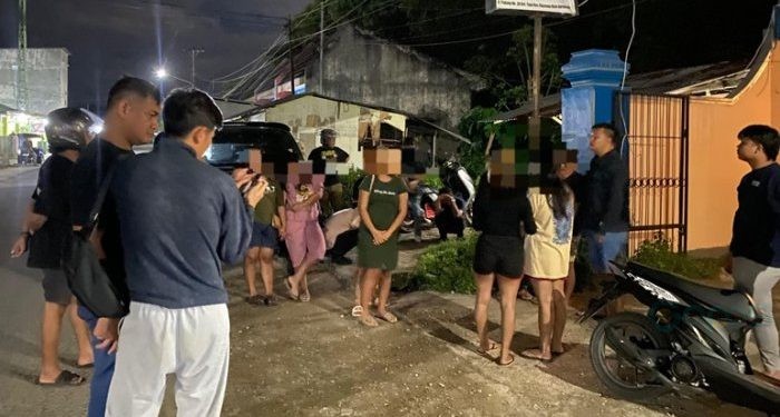 Satuan Reskrim Polresta Gorontalo Kota saat mengamankan sedikitnya lima WTS yang diduga terkait TPPO, Jumat malam (21/6/2024)