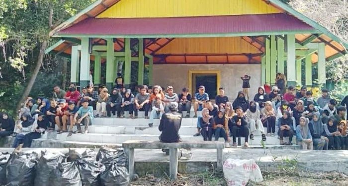 Komperta bersama lintas organisasi usai melaksanakan pembersihan sampah di Pulau Busak, Kecamatan Karamat, Kabupaten Buol, Ahad (2/6/2024) (dok. komperta)