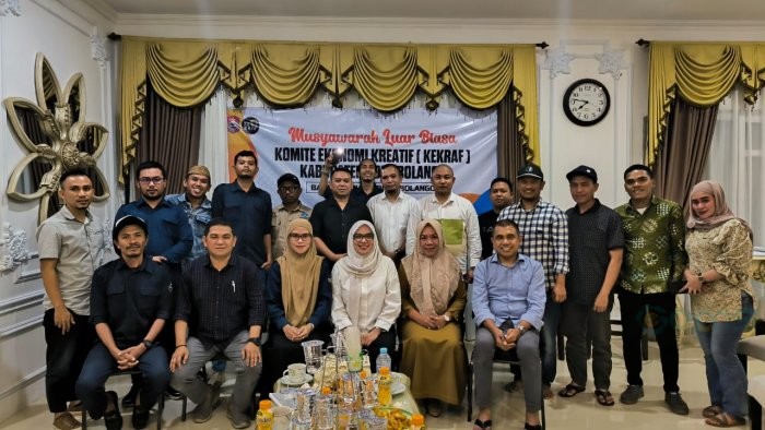 Ketua Kekraf Bone Bolango, Riny Chintia Dewi Hulukati saat foto bersama dengan para pengurus usai Musyawarah Luar Biasa Kekraf Bone Bolango, Selasa (4/6/2024).