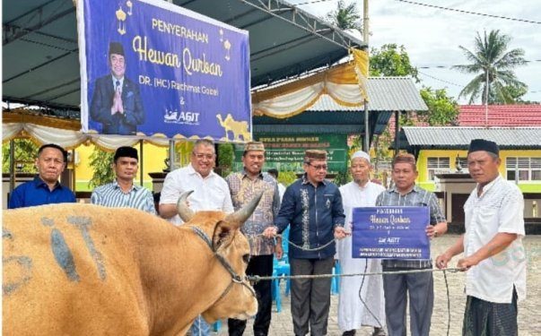 PT Anggrek Gorontalo Internasional Terminal (AGIT) Salurkan Hewan Kurban ke Masyarakat Sekitar Pelabuhan Anggrek Gorontalo Peringati Hari Raya Iduladha
Melalui kegiatan penyaluran paket hewan kurban ini, Rachmat Gobel selaku Chairman dan Shareholder Gobel Group berharap dapat meningkatkan solidaritas dan semangat kolektif  masyarakat Gorontalo dalam berjuang meningkatkan kemakmuran daerahnya.