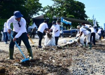 Aksi bersih pantai yang dilaksanakan oleh PT. PLN Nusantara bekerja sama dengan Dinas Lingkungan Hidup dan Kehutanan Provinsi Gorontalo dalam rangka memperingati Hari Lingkungan Hidup Internasional di Pantai Blue Marlin, Kota Gorontalo, Rabu (5/6/2024). (Foto : Haris)