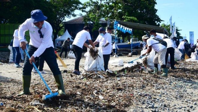 Aksi bersih pantai yang dilaksanakan oleh PT. PLN Nusantara bekerja sama dengan Dinas Lingkungan Hidup dan Kehutanan Provinsi Gorontalo dalam rangka memperingati Hari Lingkungan Hidup Internasional di Pantai Blue Marlin, Kota Gorontalo, Rabu (5/6/2024). (Foto : Haris)