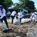 Aksi bersih pantai yang dilaksanakan oleh PT. PLN Nusantara bekerja sama dengan Dinas Lingkungan Hidup dan Kehutanan Provinsi Gorontalo dalam rangka memperingati Hari Lingkungan Hidup Internasional di Pantai Blue Marlin, Kota Gorontalo, Rabu (5/6/2024). (Foto : Haris)