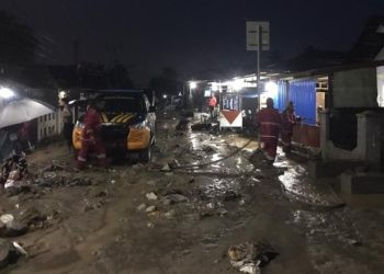 Penampakan jalan di Kelurahan Tenilo, Kecamatan Kota Barat, Kota Gorontalo yang tertimbun material berupa pasir dan bebatuan pasca musibah banjir.(Foto Rama/gopos)