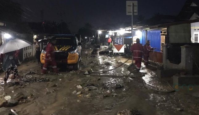 Penampakan jalan di Kelurahan Tenilo, Kecamatan Kota Barat, Kota Gorontalo yang tertimbun material berupa pasir dan bebatuan pasca musibah banjir.(Foto Rama/gopos)