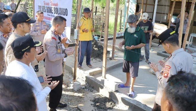 Kapolres Bone Bolango, AKBP Muhammad Alli saat melakukan peletakan batu pertama bedah rumah keluarga Jufri Bahua di Kecamatan Botupingge. (Foto Humas Polres Bone Bolango)