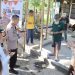 Kapolres Bone Bolango, AKBP Muhammad Alli saat melakukan peletakan batu pertama bedah rumah keluarga Jufri Bahua di Kecamatan Botupingge. (Foto Humas Polres Bone Bolango)