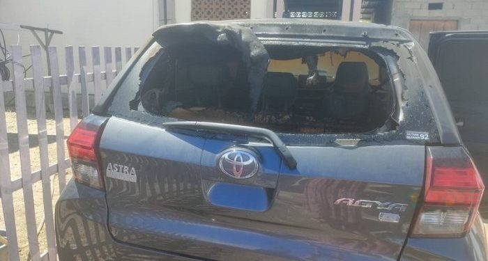 Sebuah mobil terbakar di Desa Botubilotahu, Kecamatan Marisa, Kabupaten Pohuwato, Senin (3/6/2024). (Istimewa)