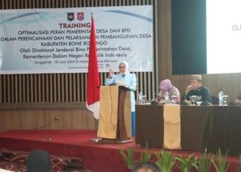 Bupati Merlan S. Uloli saat membuka Training Optimalisasi Peran Pemerintah Desa dan BPD dalam Proses Perencanaan dan Pelaksanaan Pembangunan Desa se-Kabupaten Bone Bolango di Hotel Aryaduta Manado, Jumat (7/6/2024). (Foto Wahyudin Kadir)