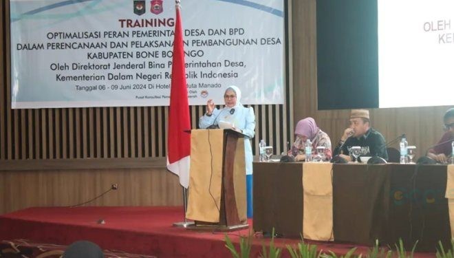 Bupati Merlan S. Uloli saat membuka Training Optimalisasi Peran Pemerintah Desa dan BPD dalam Proses Perencanaan dan Pelaksanaan Pembangunan Desa se-Kabupaten Bone Bolango di Hotel Aryaduta Manado, Jumat (7/6/2024). (Foto Wahyudin Kadir)