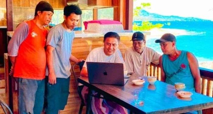 Amran Mustapa ketika memberi masukkan kepada masyarakat Bone Pesisir. foto istimewa/fb Amran Mustapa