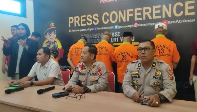 Konferensi pers mantan Bupati Boalemo DM alias Darwis Moridu menjadi tersangka kasus dugaan korupsi pembangunan JUT yang digelar di Polda Gorontalo, Kamis (20/6/2024).(foto Abin/gopos)