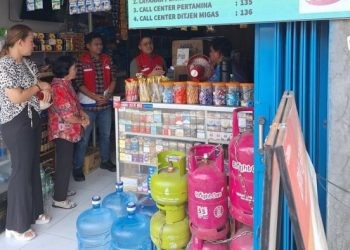 Retail Sales Area Sulut-Gorontalo bersama Hiswana Migas saat memantau proses transaksi elpiji 3Kg menggunakan Merchant Apps MyPertamina (MAP) di salah satu pangkalan di Kota Manado.