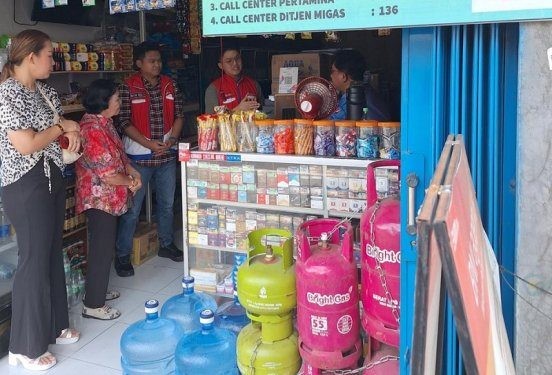 Retail Sales Area Sulut-Gorontalo bersama Hiswana Migas saat memantau proses transaksi elpiji 3Kg menggunakan Merchant Apps MyPertamina (MAP) di salah satu pangkalan di Kota Manado.