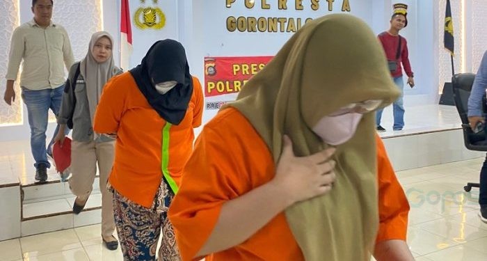Dua perempuan asal Kelurahan Heledulaa Utara, Kecamatan Kota Timur, Kota Gorontalo berinisial NLR dan MH saat konferensi pers di Polresta Gorontalo Kota, Rabu (12/6/2024)(Foto Aaas/gopos)