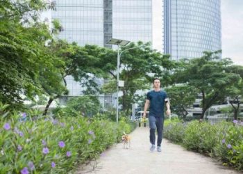 Warga tengah memanfaatkan jalur pedestrian. ANTARA/HO-ASRI