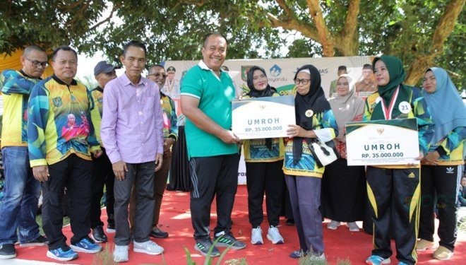 Wakil Bupati Asahan Taufik Zainal Abidin Siregar saat menyerahkan secara simbolis hadiah utama berupa paket umrah kepada kader berprestasi pada Jambore Kader Posyandu ke 11 Tingkat Kabupaten Asahan Tahun 2024.