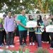 Wakil Bupati Asahan Taufik Zainal Abidin Siregar saat menyerahkan secara simbolis hadiah utama berupa paket umrah kepada kader berprestasi pada Jambore Kader Posyandu ke 11 Tingkat Kabupaten Asahan Tahun 2024.