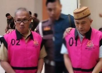 AA selaku Kabid Bina Marga (kiri) dan FL selaku kontraktor pelaksana saat ditahan Kejati Gorontalo.(Foto Putra/gopos)