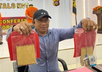 Kasat Narkoba Polresta Gorontalo Kota AKP P Parmo saat menunjukkan barang bukti oleh tersangka AR pada konferensi pers, Rabu (12/6/2024).(Foto Aas/gopos)
