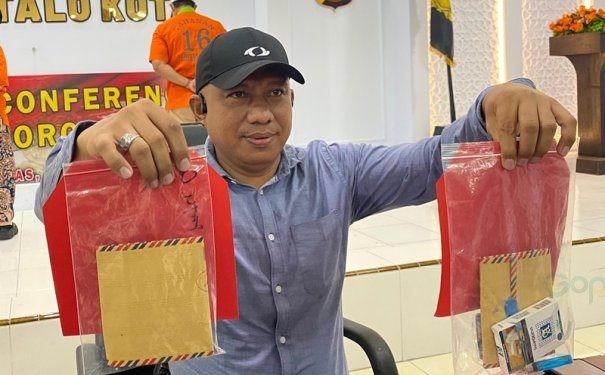 Kasat Narkoba Polresta Gorontalo Kota AKP P Parmo saat menunjukkan barang bukti oleh tersangka AR pada konferensi pers, Rabu (12/6/2024).(Foto Aas/gopos)