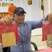 Kasat Narkoba Polresta Gorontalo Kota AKP P Parmo saat menunjukkan barang bukti oleh tersangka AR pada konferensi pers, Rabu (12/6/2024).(Foto Aas/gopos)