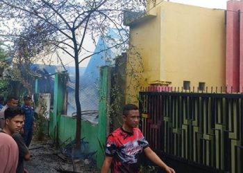 Petugas pemadam kebakaran berupaya memadamkan api  yang membakar sebuah rumah di kompleks Perumahan Mansai Permai, Kelurahan Huangobotu, Kecamatan Dungingi, Kota Gorontalo