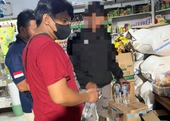Operasi Pekat Otanaha yang dilakukan anggota Polres Gorontalo Kota untuk menyita miras di salah satu kios, Sabtu (15/6/2024).