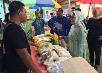 Bupati Merlan S. Uloli saat memantau pelaksanaan Gerakan Pangan Murah di Kelurahan Pauwo, Kecamatan Kabila (Foto Indra/Gopos)