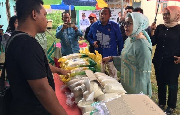 Bupati Merlan S. Uloli saat memantau pelaksanaan Gerakan Pangan Murah di Kelurahan Pauwo, Kecamatan Kabila (Foto Indra/Gopos)