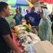Bupati Merlan S. Uloli saat memantau pelaksanaan Gerakan Pangan Murah di Kelurahan Pauwo, Kecamatan Kabila (Foto Indra/Gopos)