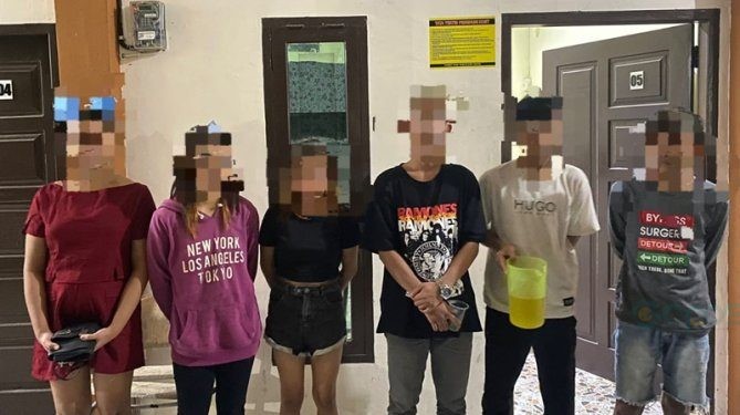 Enam remaja yang dipergoki sedang asyik pesta miras di salah satu kamar kos di Kecamatan Kota Timur, Kota Gorontalo, Rabu malam (19/6/2024).