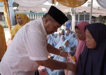 Wakil Bupati Asahan Taufik Zainal Abidin Siregar saat menyerahkan santunan pada pengajian akbar di Desa Sei Kamah Baru, Kecamatan Sei Dadap, Kabupaten Asahan