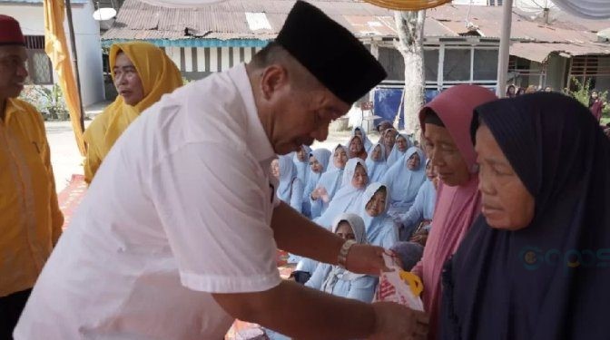 Wakil Bupati Asahan Taufik Zainal Abidin Siregar saat menyerahkan santunan pada pengajian akbar di Desa Sei Kamah Baru, Kecamatan Sei Dadap, Kabupaten Asahan