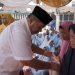 Wakil Bupati Asahan Taufik Zainal Abidin Siregar saat menyerahkan santunan pada pengajian akbar di Desa Sei Kamah Baru, Kecamatan Sei Dadap, Kabupaten Asahan