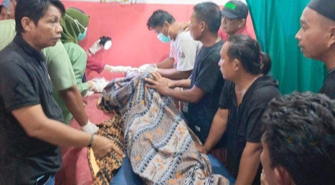 Jasad Yunus Ismail alias Pakiki (51) saat berada di Puskesmas Popayato, Selasa (18/6/2024).(Foto Yusuf/gopos)